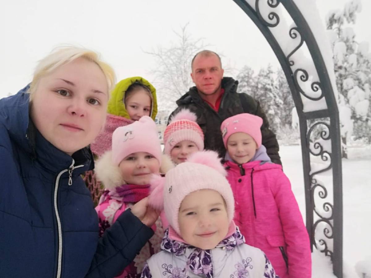 Супруги Елизавета и Антон Беспаловы воспитывают семерых детей