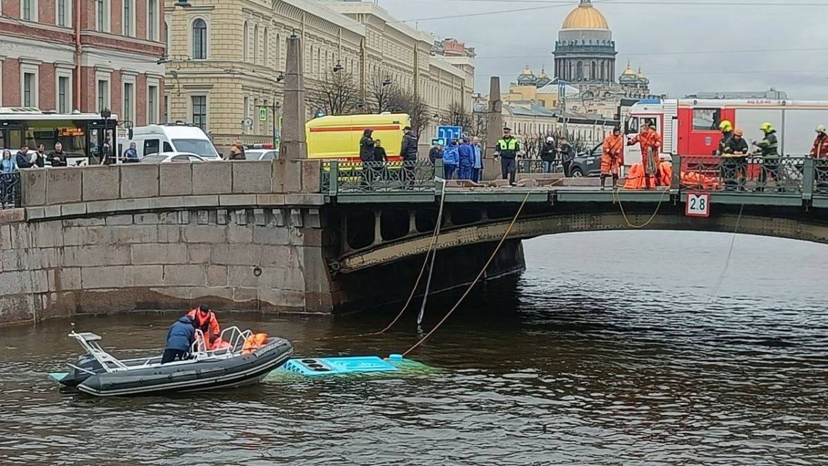 В Санкт-Петербурге в реке Мойка утонул автобус с пассажирами