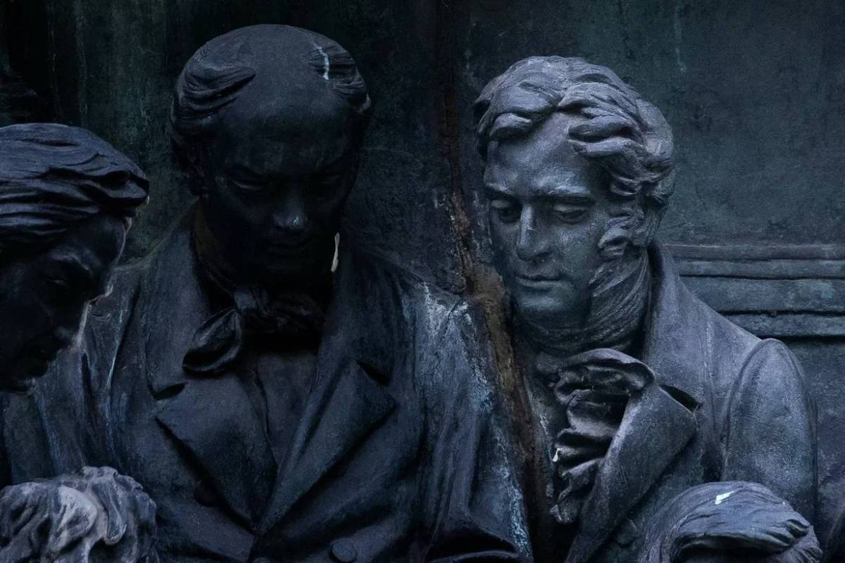Скульптура Николая Гнедича на памятнике «Тысячелетие России» находится среди фигур других поэтов и писателей.