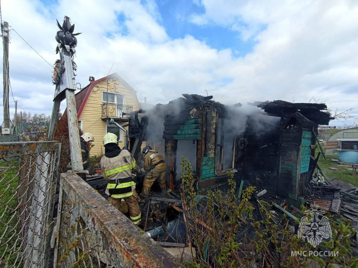 Дачный дом в деревне Сырково полностью сгорел.