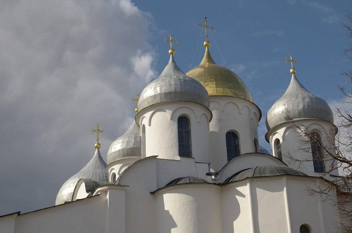 По легенде голубь присел на крест купола Софийского собора и окаменел от ужаса, увидев расправу Ивана Грозного над новгородцами.