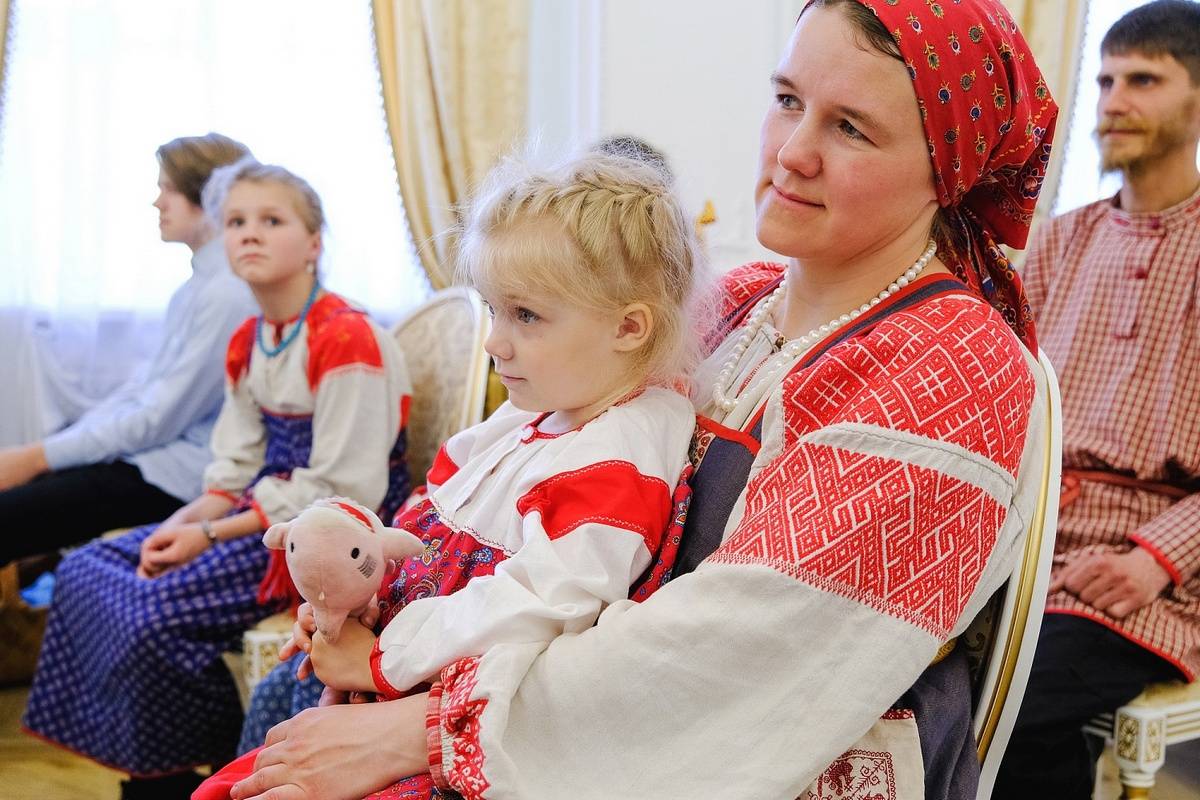 Анна Кондратьева сама шьет красивые народные костюмы, в которых по праздникам ходит вся семья.