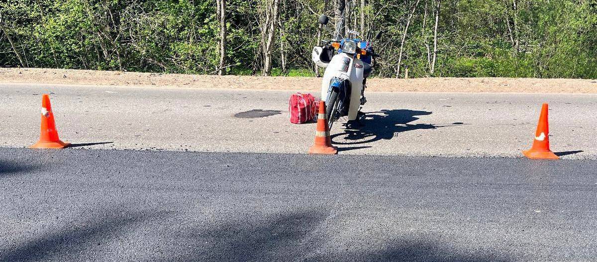 В Валдайском районе мотоциклист по неустановленной причине упал на проезжую часть.