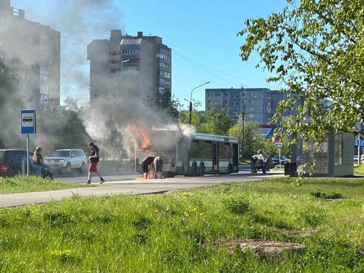 В Великом Новгороде на улице Кочетова загорелся автобус