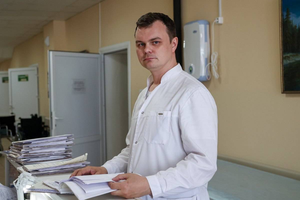 Артём Алексеев консультировал больных в приёмном покое стационара, оказывал экстренную помощь.