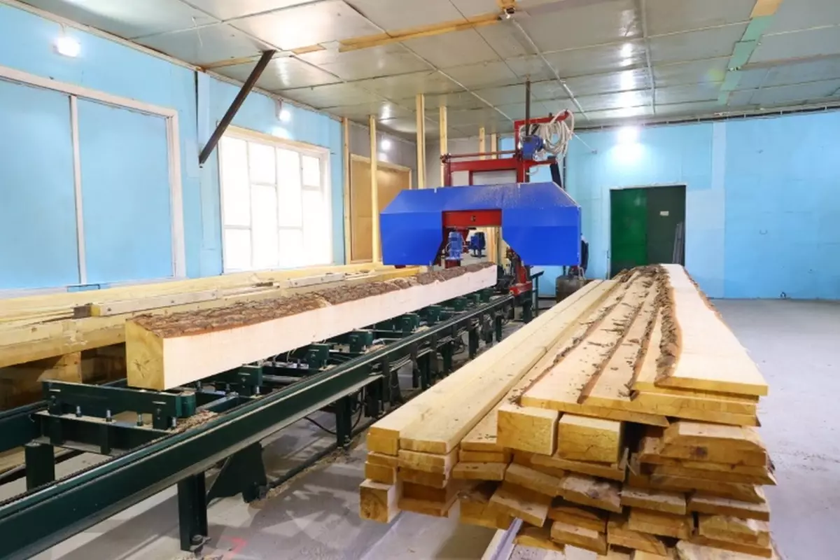 Предприятие направило 180 кубометров древесины в качестве гуманитарного груза.