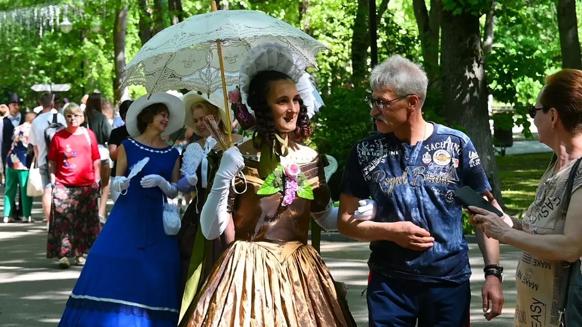 Участники костюмированной экскурсии проследовали от набережной Достоевского до Соборной площади.