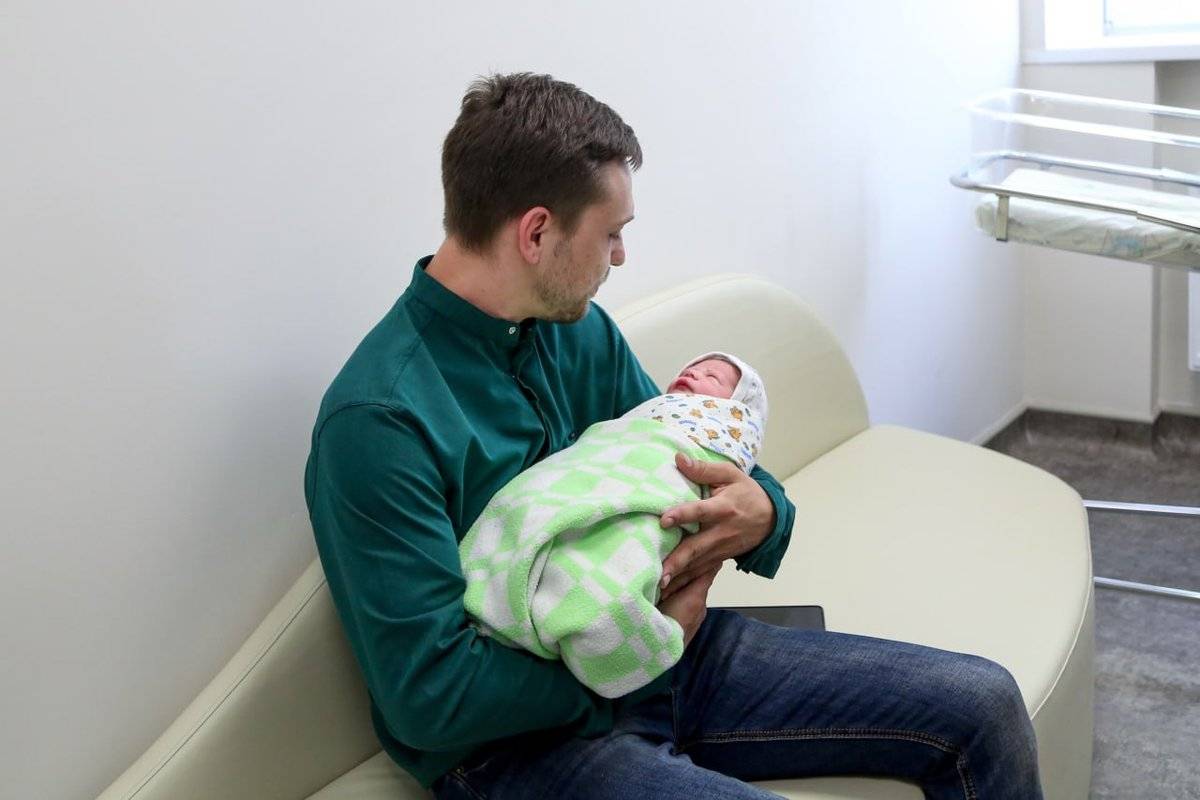 Сначала новорождённого осмотрел врач-неонатолог, а потом малыша принесли к папе.