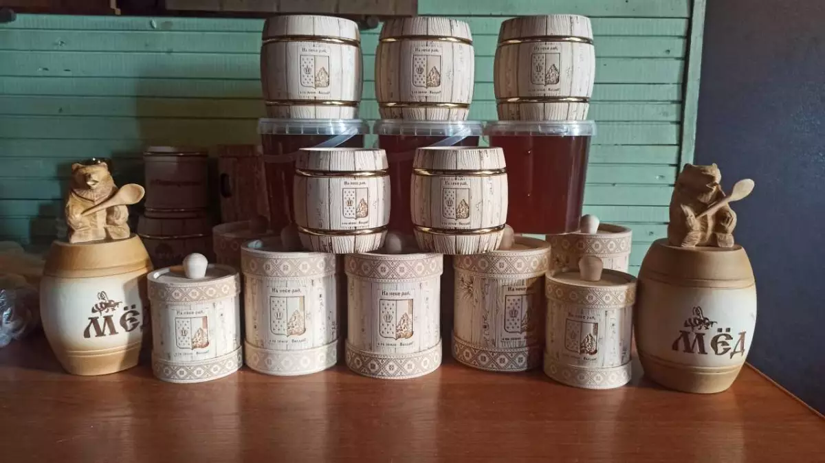 В хозяйстве Романа Мазовецкого производят традиционный новгородский мёд с естественных дикоросов Северо-Запада России.