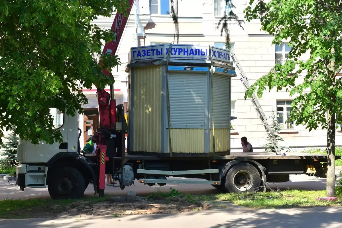 На улице Фёдоровский Ручей демонтировали газетный киоск.
