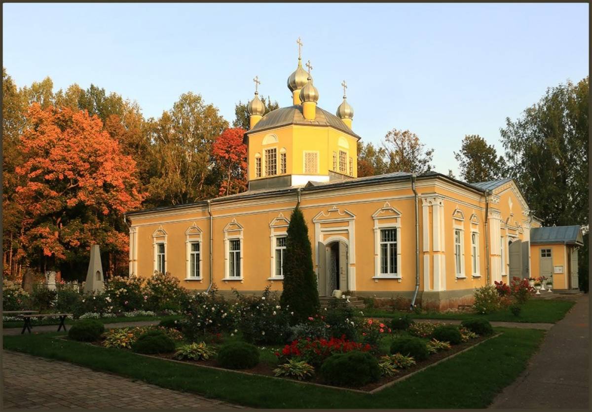 Обитель была основана около 1556 года Святым Преподобным Антонием Леохновским. С 2012 года здесь возродилась монашеская жизнь.