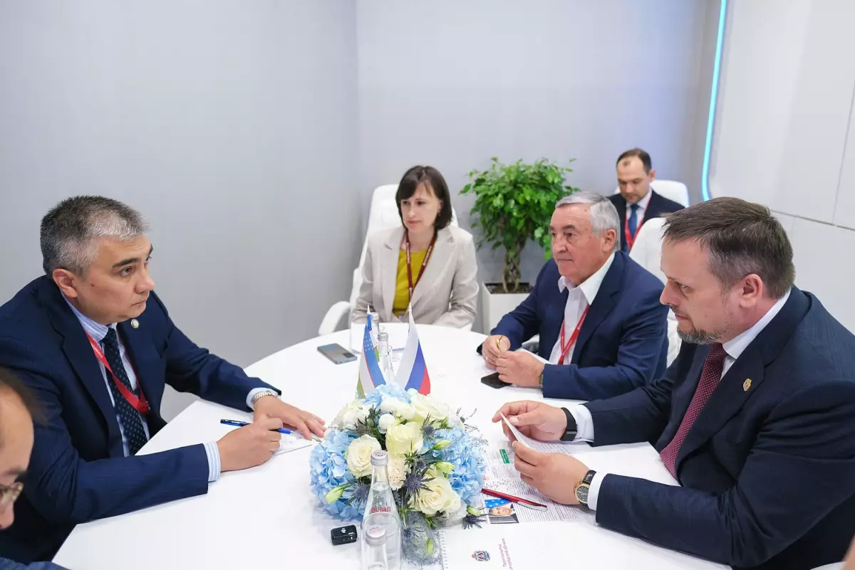 Губернатор Новгородской области Андрей Никитин и чрезвычайный и полномочный посол Республики Узбекистан в России Ботиржон Асадов провели рабочую встречу.
