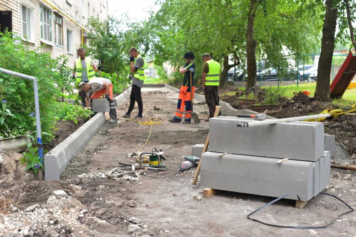 Жители дома по улице Ломоносова дождались долгожданного ремонта своего двора