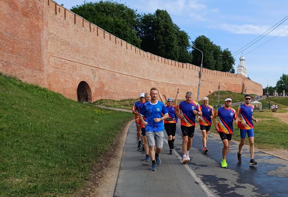 Завершат кольцевой маршрут участники сверхмарафона «По святой Руси» бегуны 11 июня в Великом Новгороде.