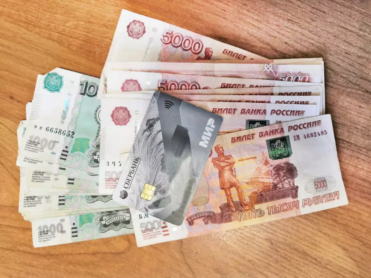 На деньги с чужой банковской карты новгородец покупал продукты, алкоголь, сигареты и одежду.