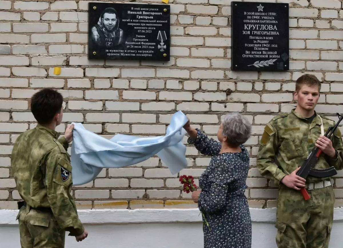 Право открыть мемориальную доску предоставили матери Николая Григорьева.