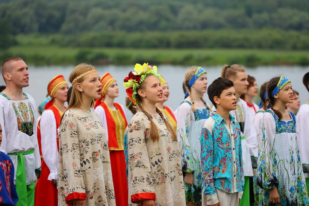 На рассвете гимн России спели более 400 новгородцев.