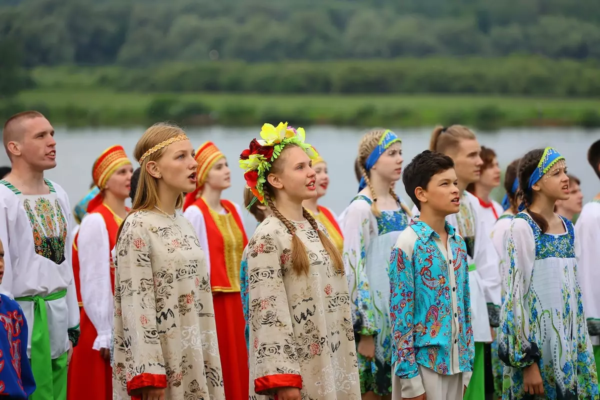 На рассвете гимн России спели более 400 новгородцев.