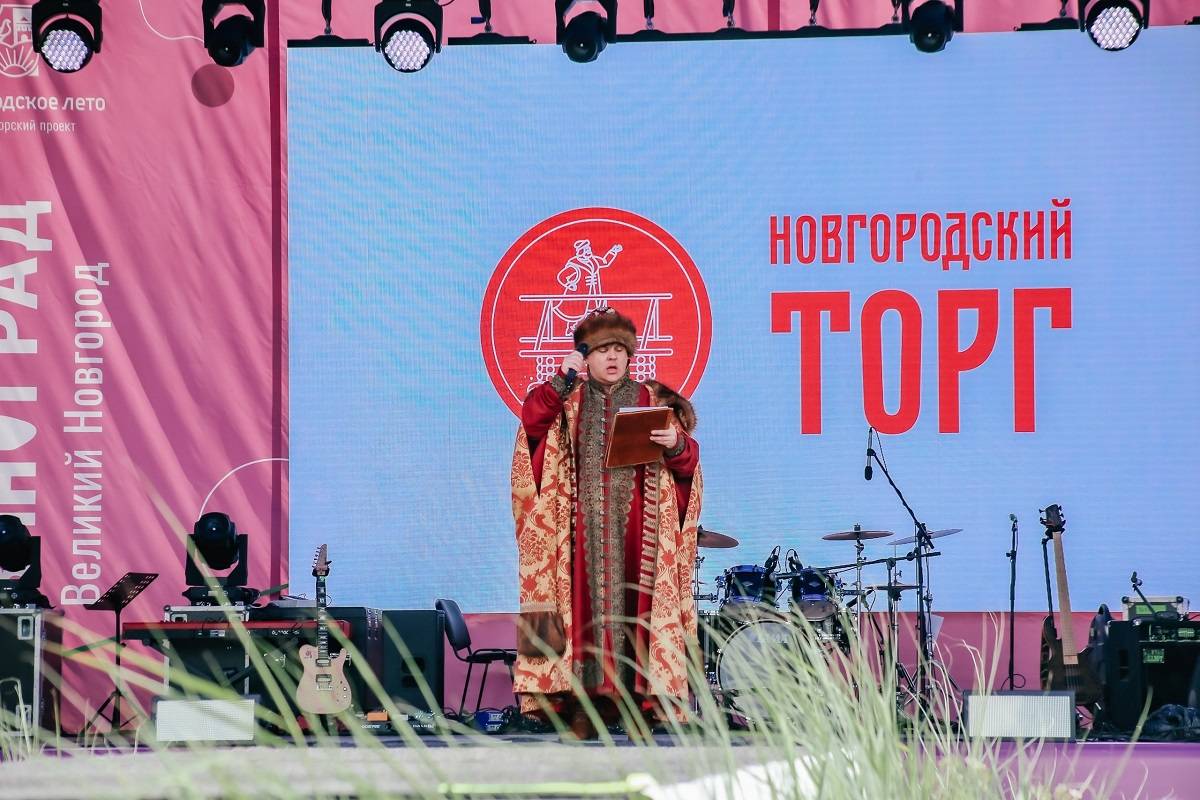 Свою продукцию на ярмарке представляют ремесленники и лучшие производители Новгородской области.