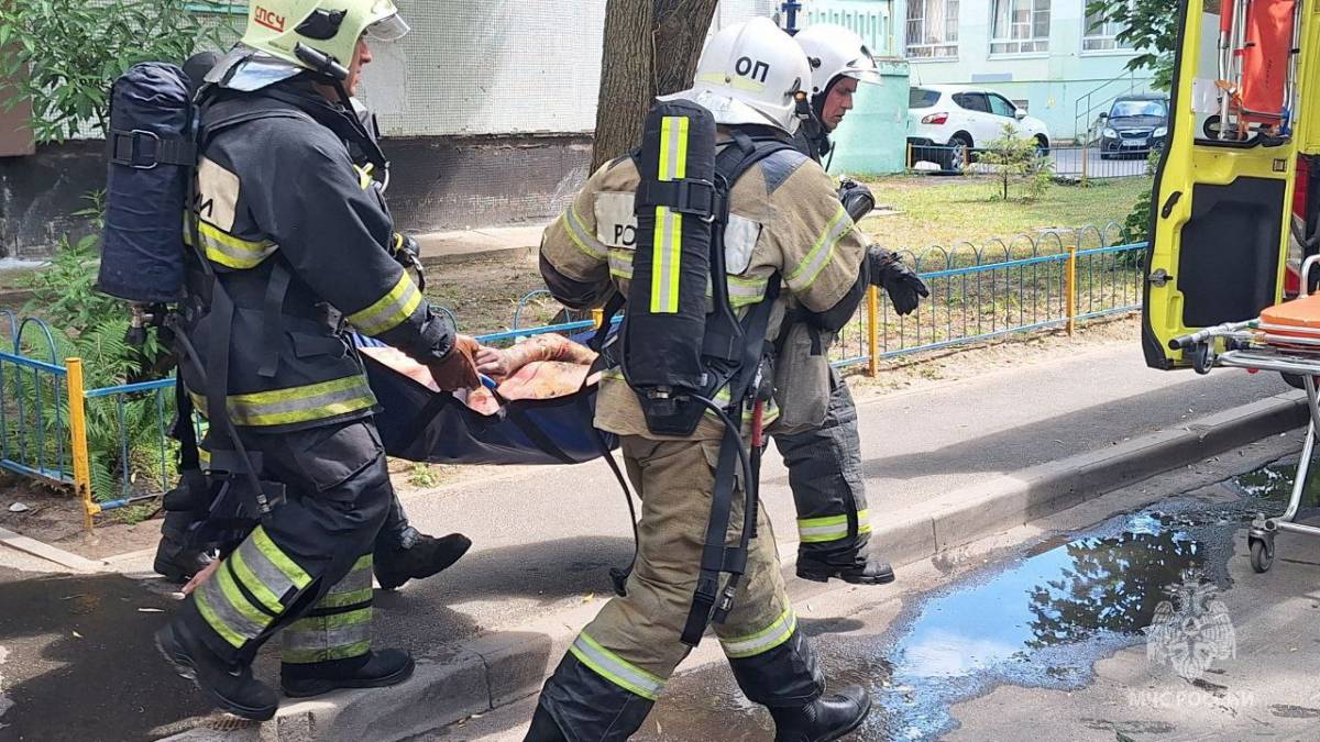 Пожарные спасли мужчину из горевшей квартиры в Западном микрорайоне Великого Новгорода