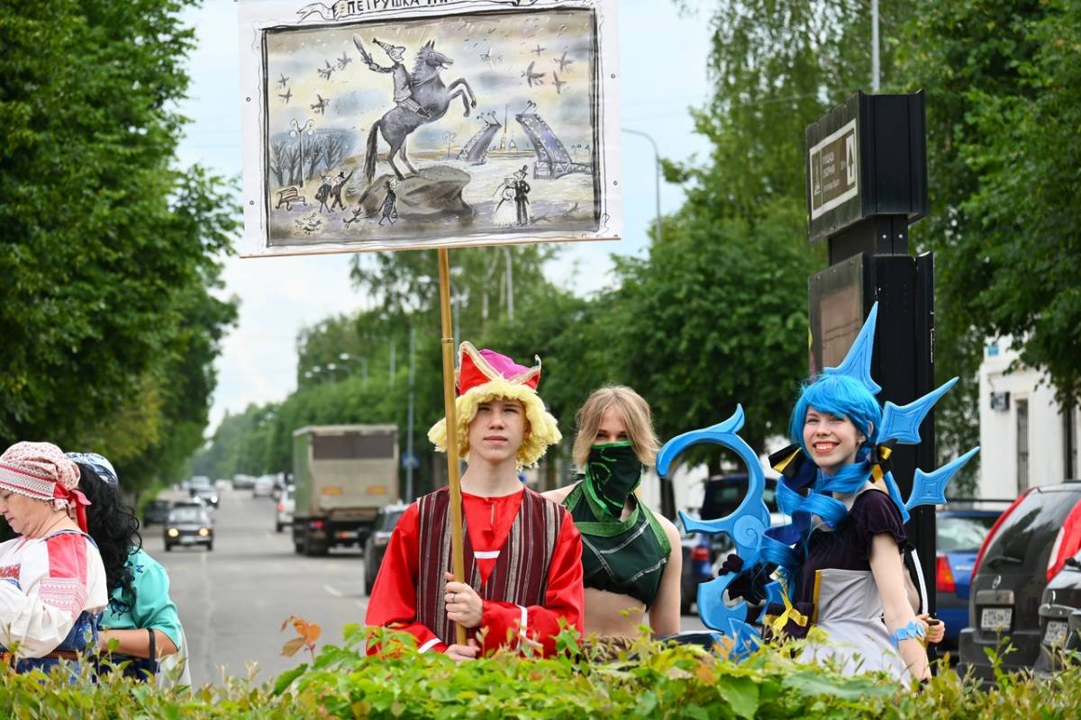 На Соборной площади в Старой Руссе прошёл фестиваль «Верста старорусского Петрушки»