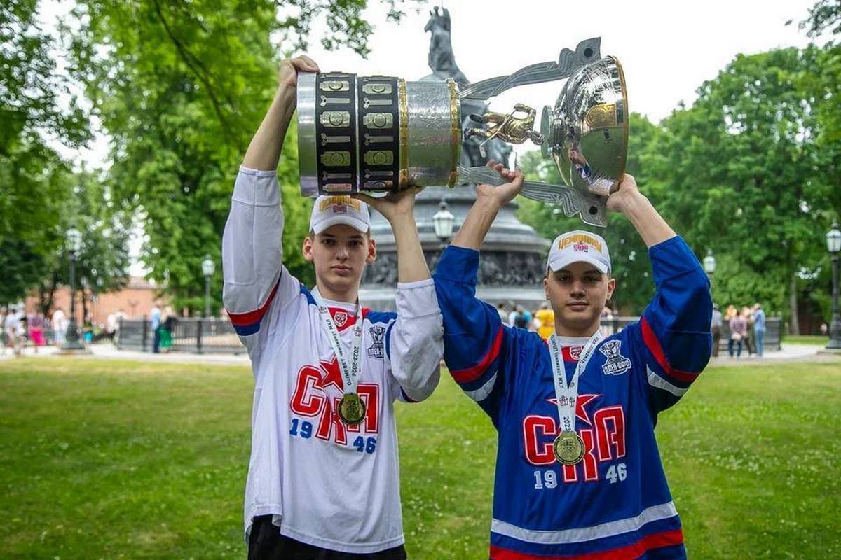 Хоккеисты провезли награду по главным новгородским достопримечательностям.