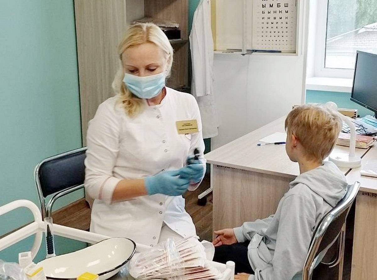 До конца лета мобильная детская поликлиника побывает в каждом районе Новгородской области.
