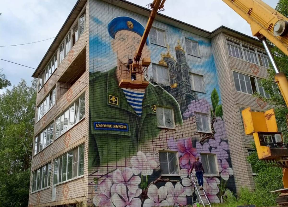 Граффити рисуют на фасаде дома №3 на улице Ленинградской, где вырос Даниил Титов.