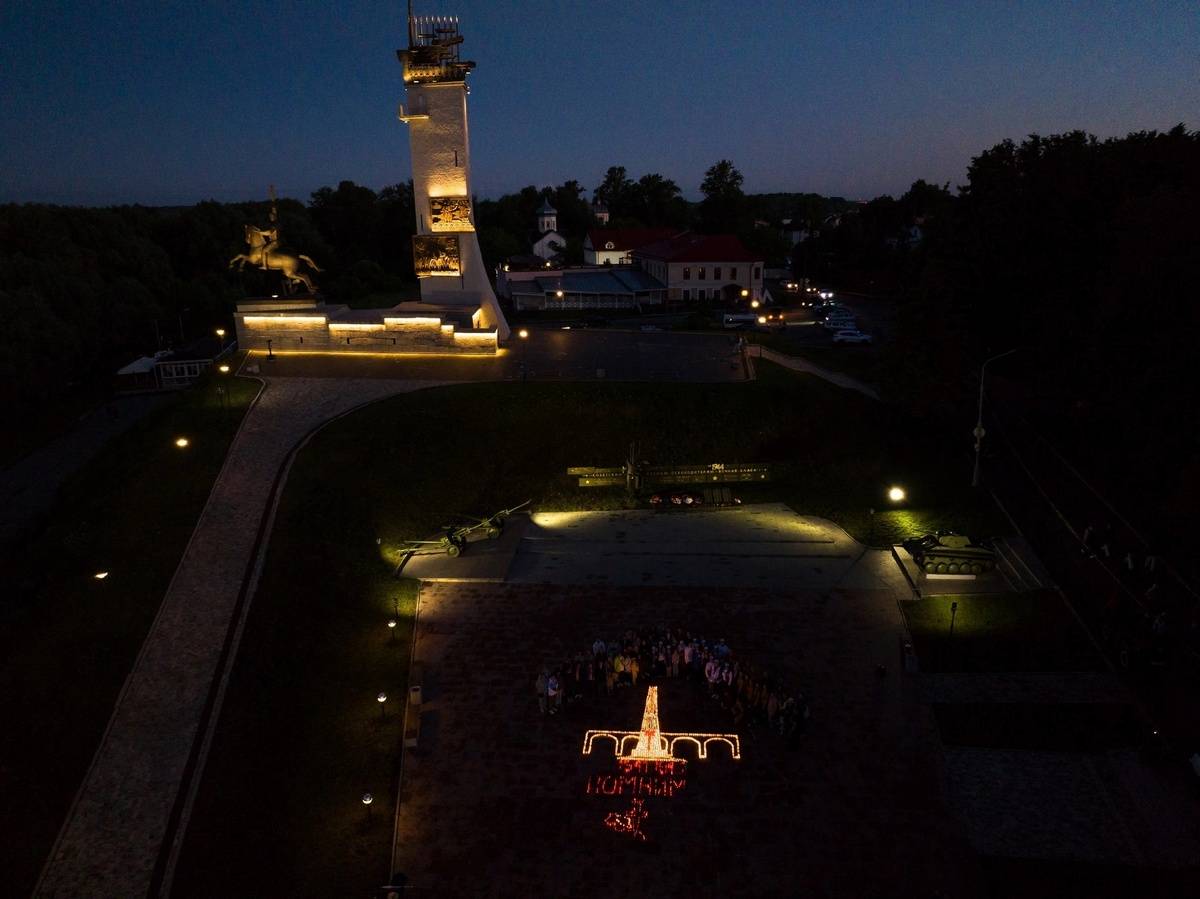 Новгородцы выложили из свечей изображение памятника героям Советского Союза .