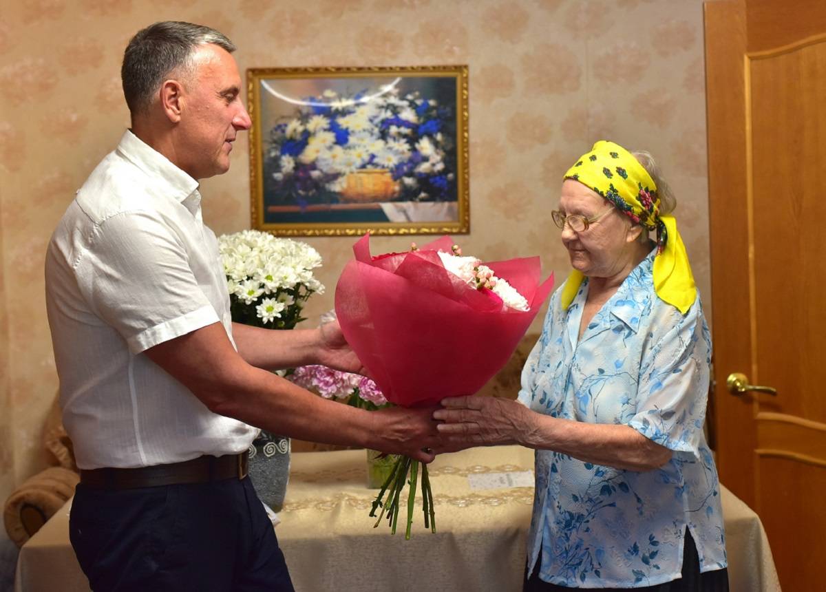 Александр Розбаум поздравил новгородку со 100-летием