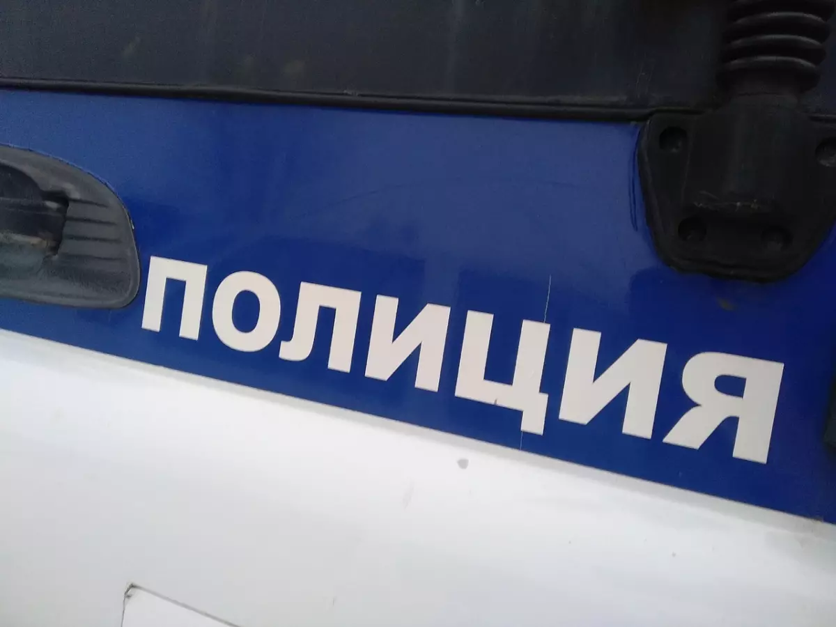 Полицейские задержали 18-летнего жителя Боровичей, возможно, причастного к избиению подростка.