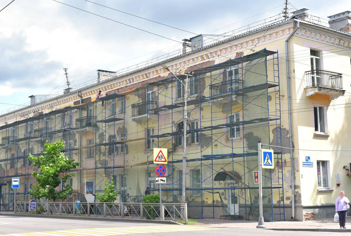 Работы ведутся в рамках подпрограммы «Капитальный ремонт фасадов многоквартирных домов Великого Новгорода».