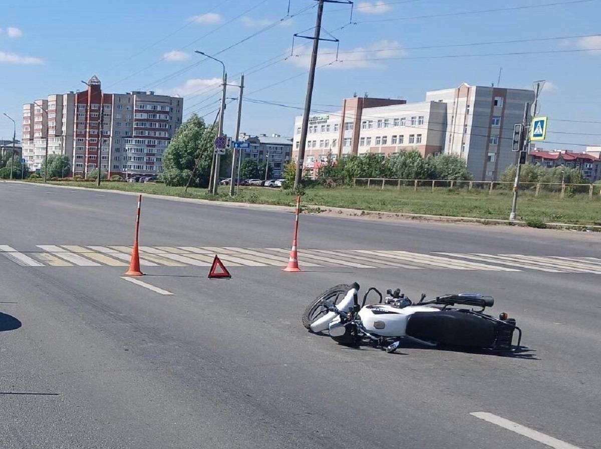 В Великом Новгороде в результате ДТП получил травмы мотоциклист