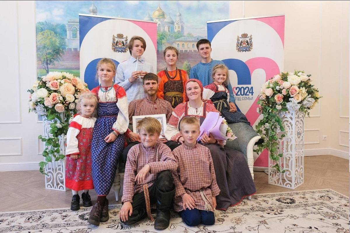 Никита и Анна Кондратьевы из посёлка Демянск – родители восьмерых детей.
