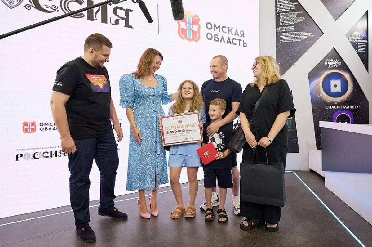 Гости получили подарки от выставки «Россия» и правительства Омской области.