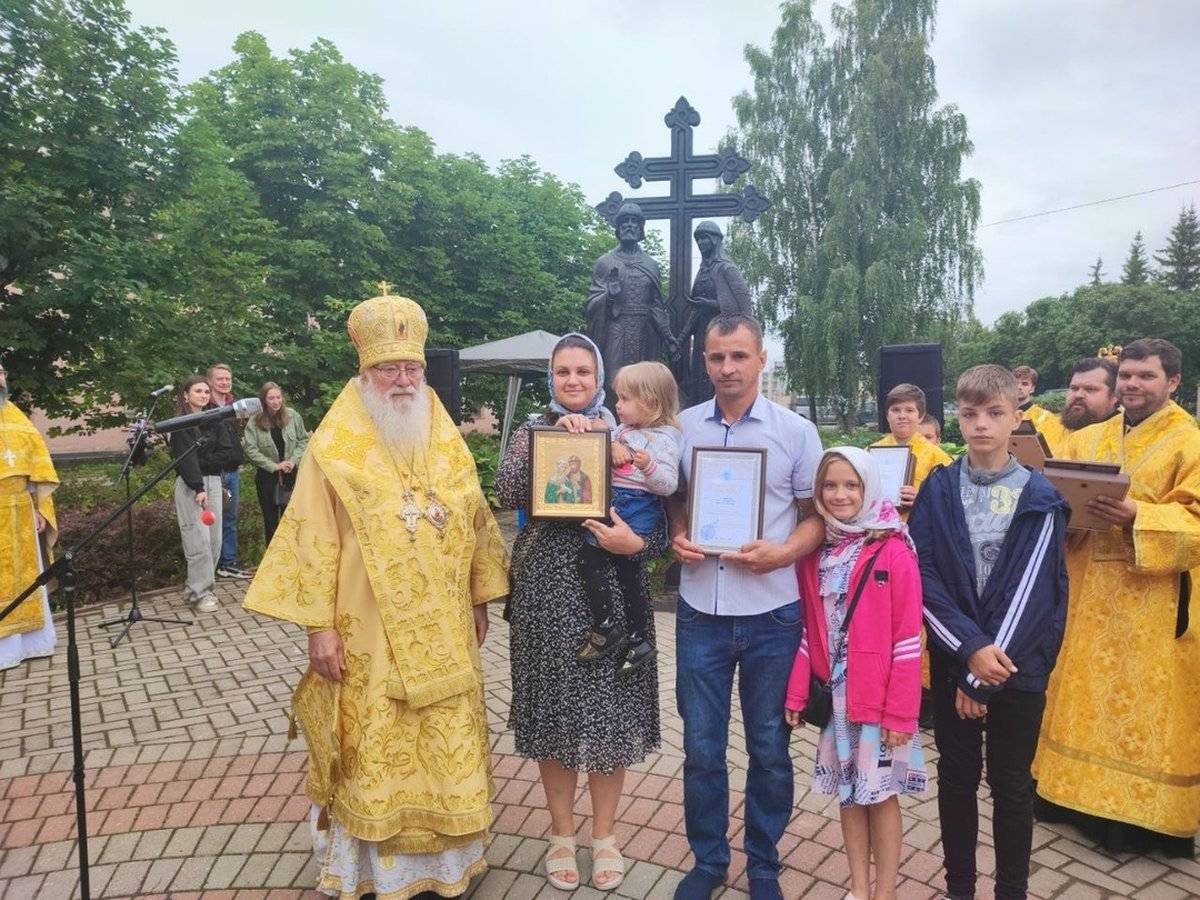 Грамоты получили семьи священнослужителей, прихожан и сотрудников храмов Новгородской епархии.
