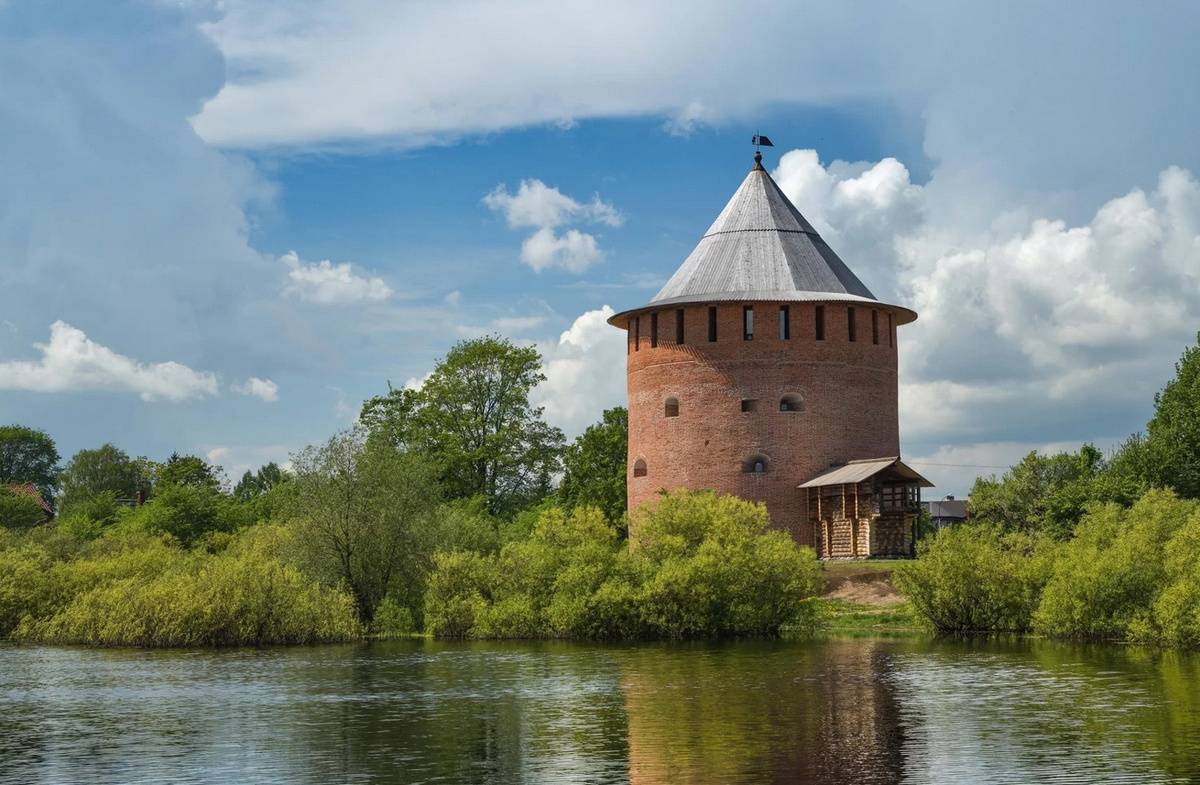 Отель планируется построить недалеко от Алексеевской башни. Это единственная полностью сохранившаяся башня Окольного города – внешней оборонительной линии древнего Новгорода.