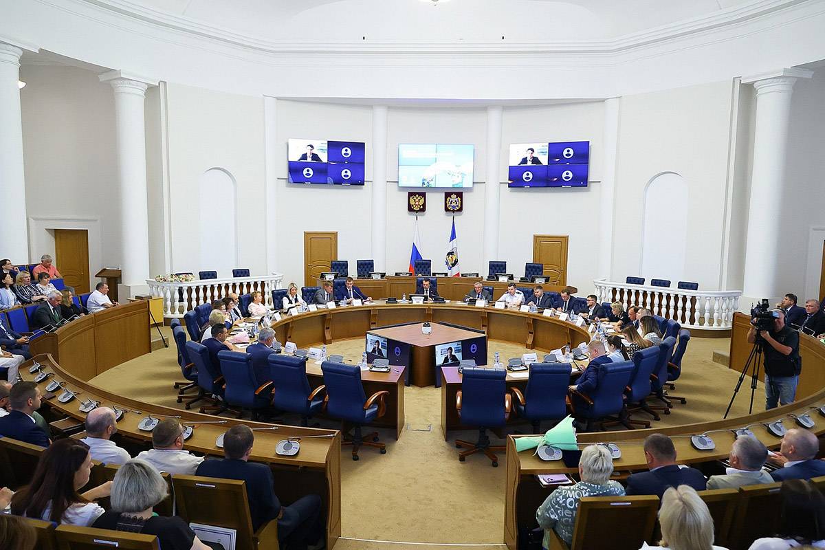 Участие в коллегии приняли глава региона Андрей Никитин и председатель Новгородской областной думы Юрий Бобрышев.