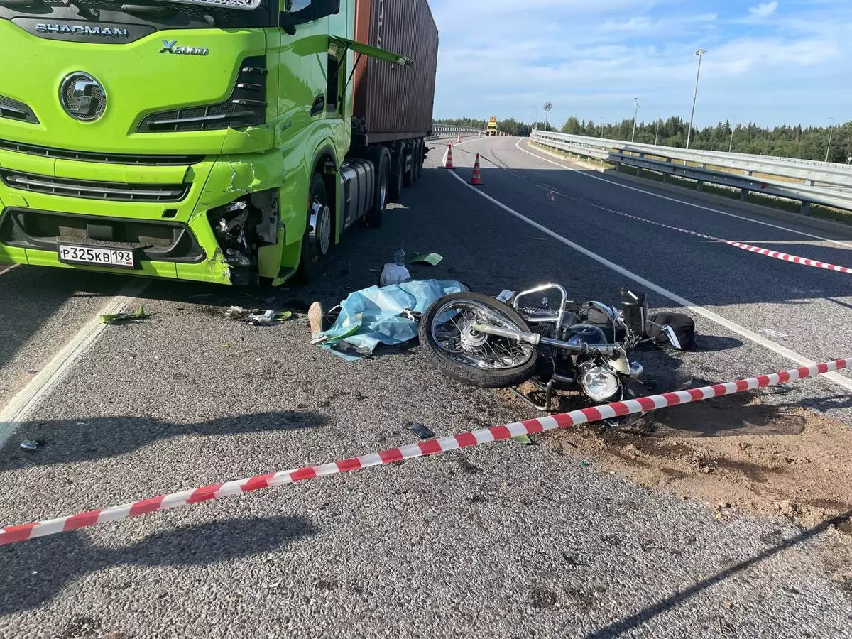 В результате ДТП мотоциклистка погибла на месте происшествия.