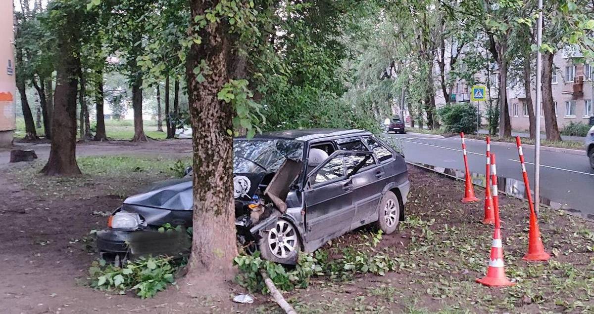Пассажир автомобиля, 60-летняя женщина с телесными повреждениями доставлена бригадой скорой медицинской помощи в Новгородскую областную клиническую больницу.