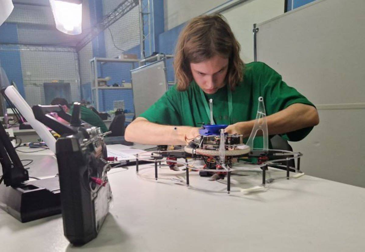 Михаил Данилов занял третье место на чемпионате «Профессионалы-2024» в компетенции «Летающая робототехника»
