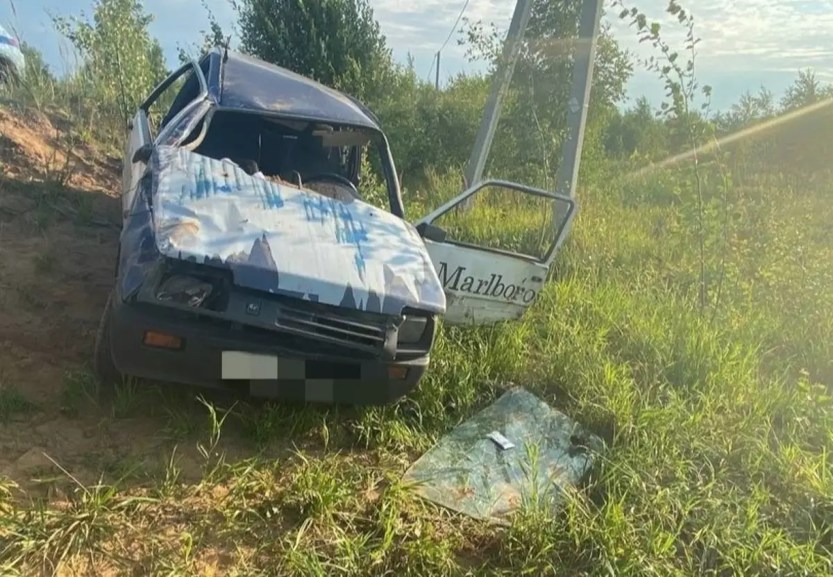 Водителя доставили в больницу, пассажир не пострадал.