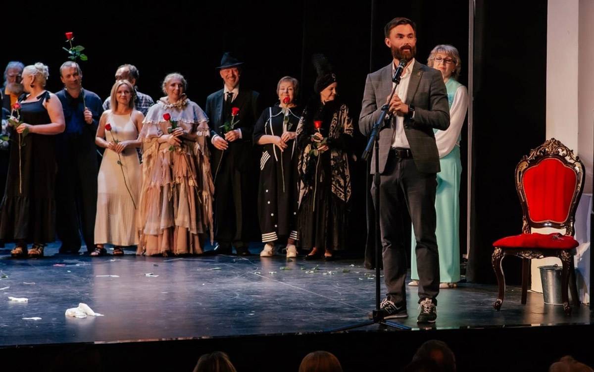 Новость сообщил генеральный директор Новгородского областного театрально-концертного агентства Василий Ян на церемонии закрытий 170-го юбилейного театрального сезона.