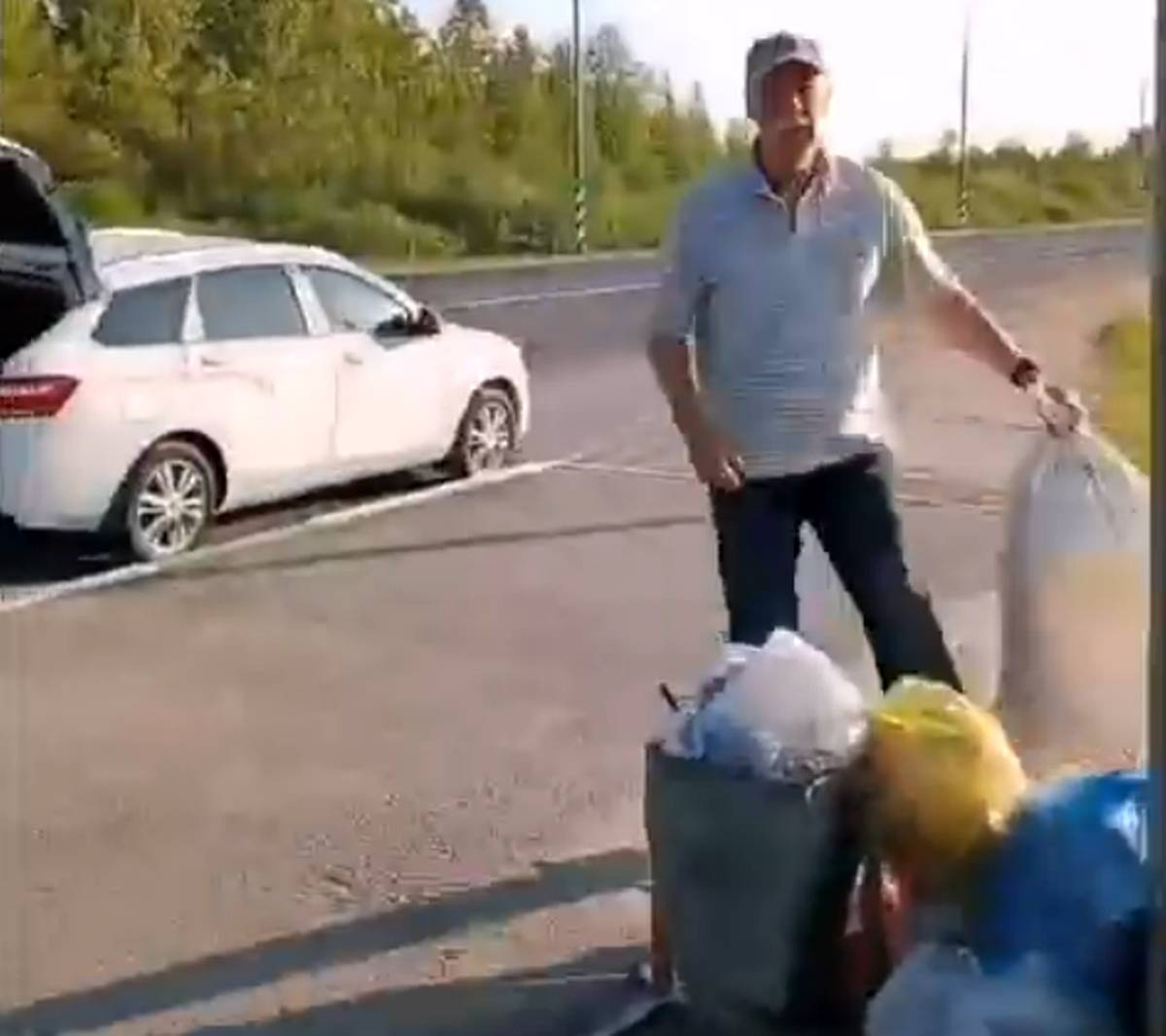 Водителя, выбросившего мусор на остановке в Новгородском районе, оштрафовали на 10 тысяч рублей