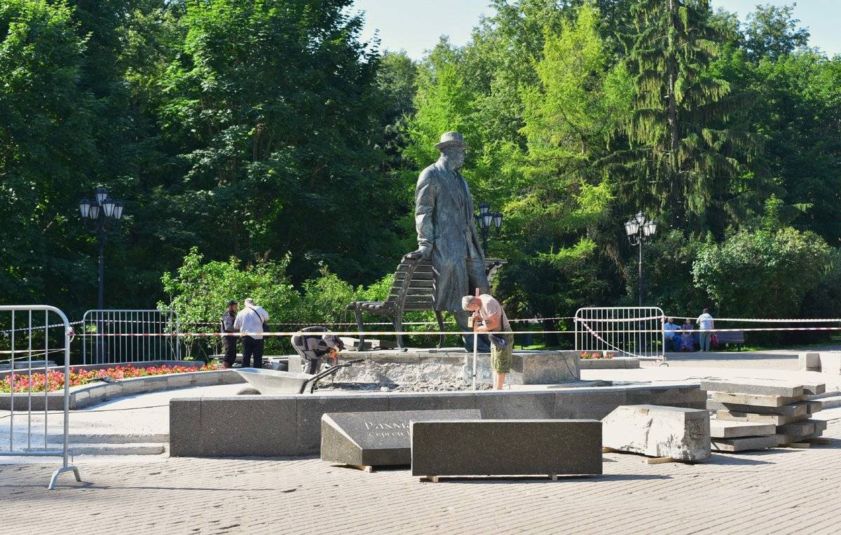 На территории вокруг памятника Рахманинову заменят тротуарную плитку.