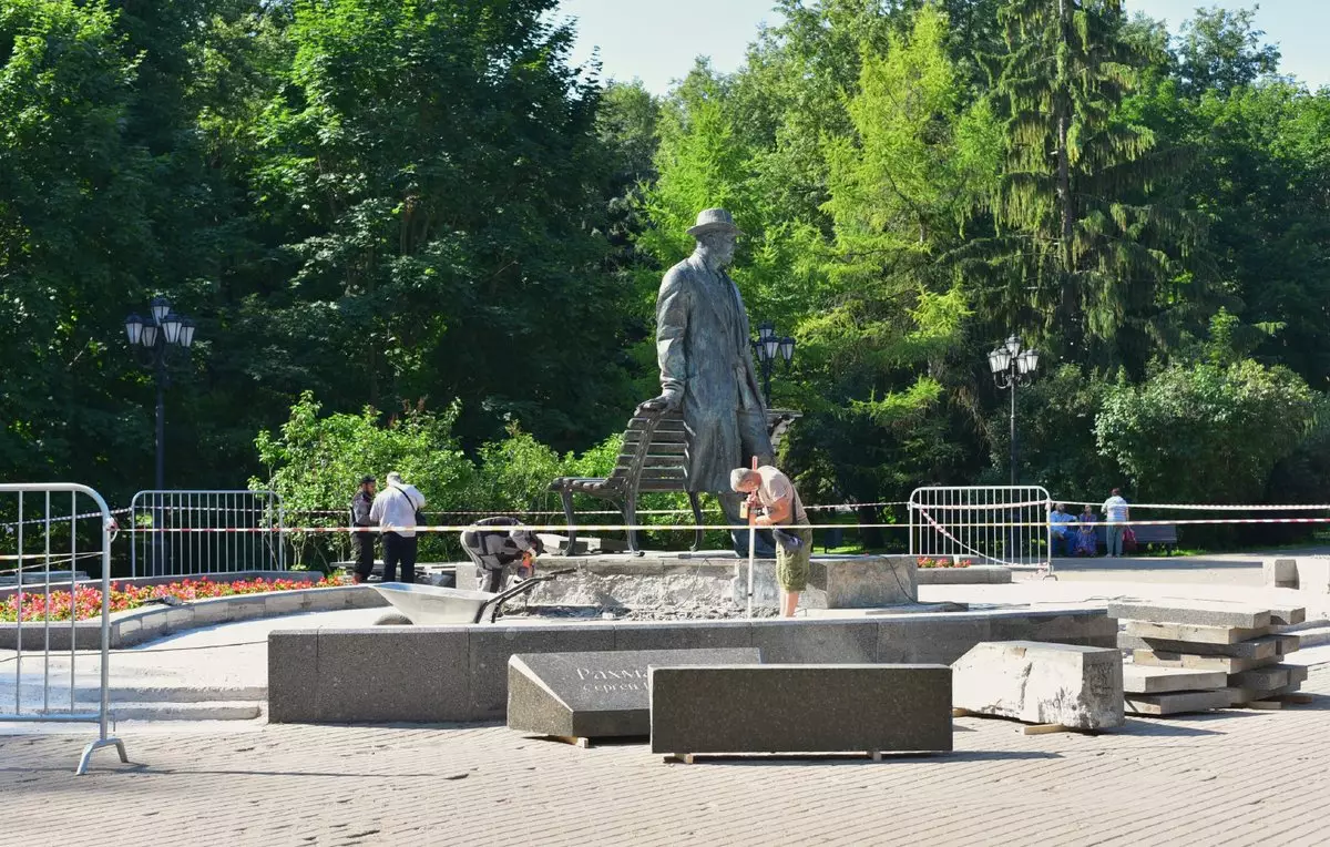 На территории вокруг памятника Рахманинову заменят тротуарную плитку.