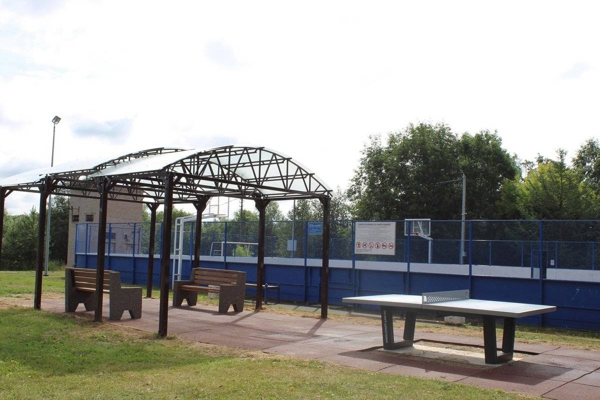 На общественной территории установили теннисный стол и теневой навес.