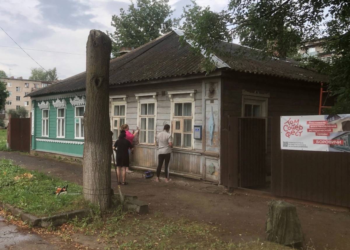 «Дом мельника» в Боровичах находится по адресу: улица Дзержинского, дом 36.