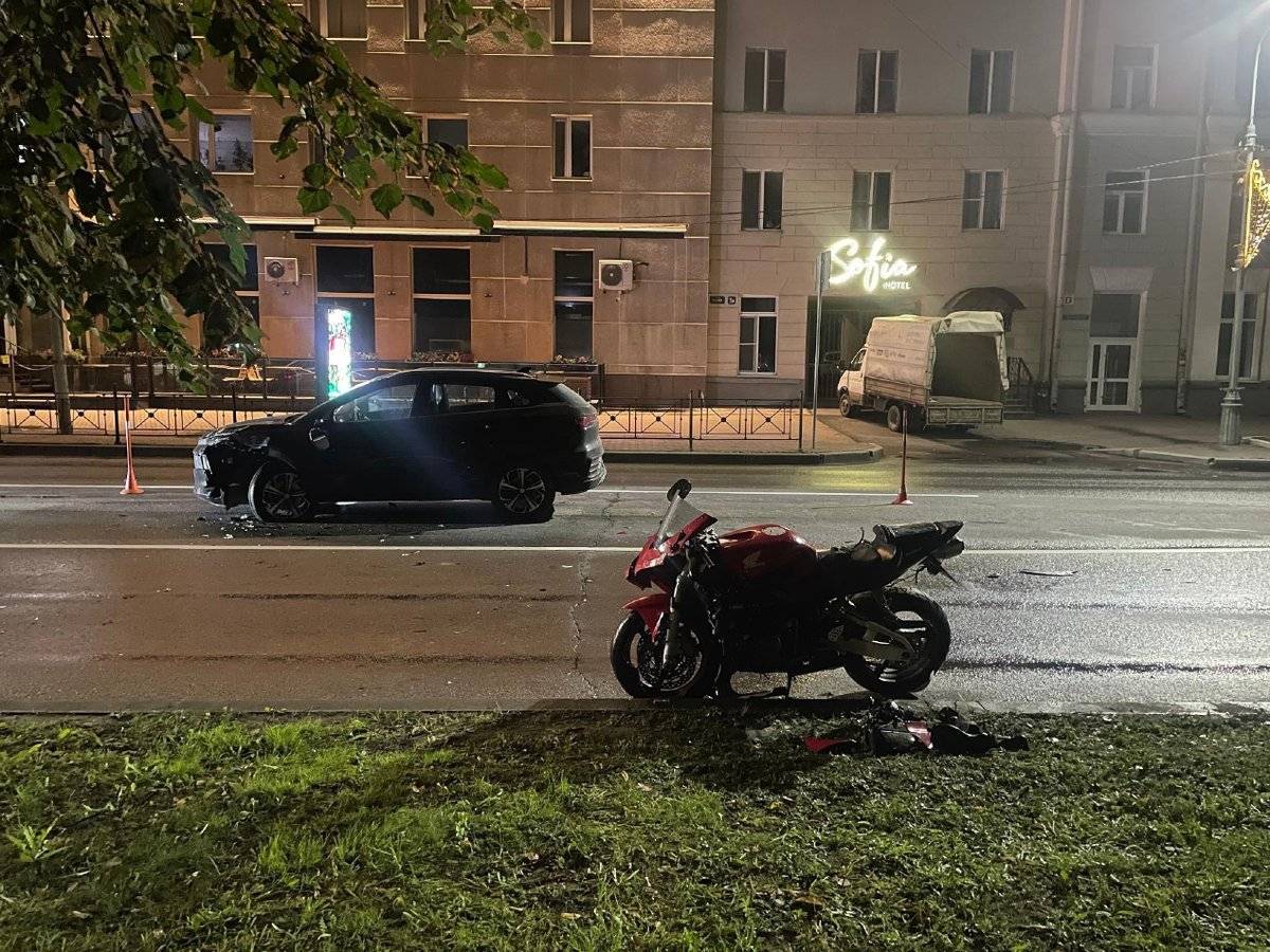 Мужчина на мотоцикле Honda столкнулся с легковым автомобилем JAC.