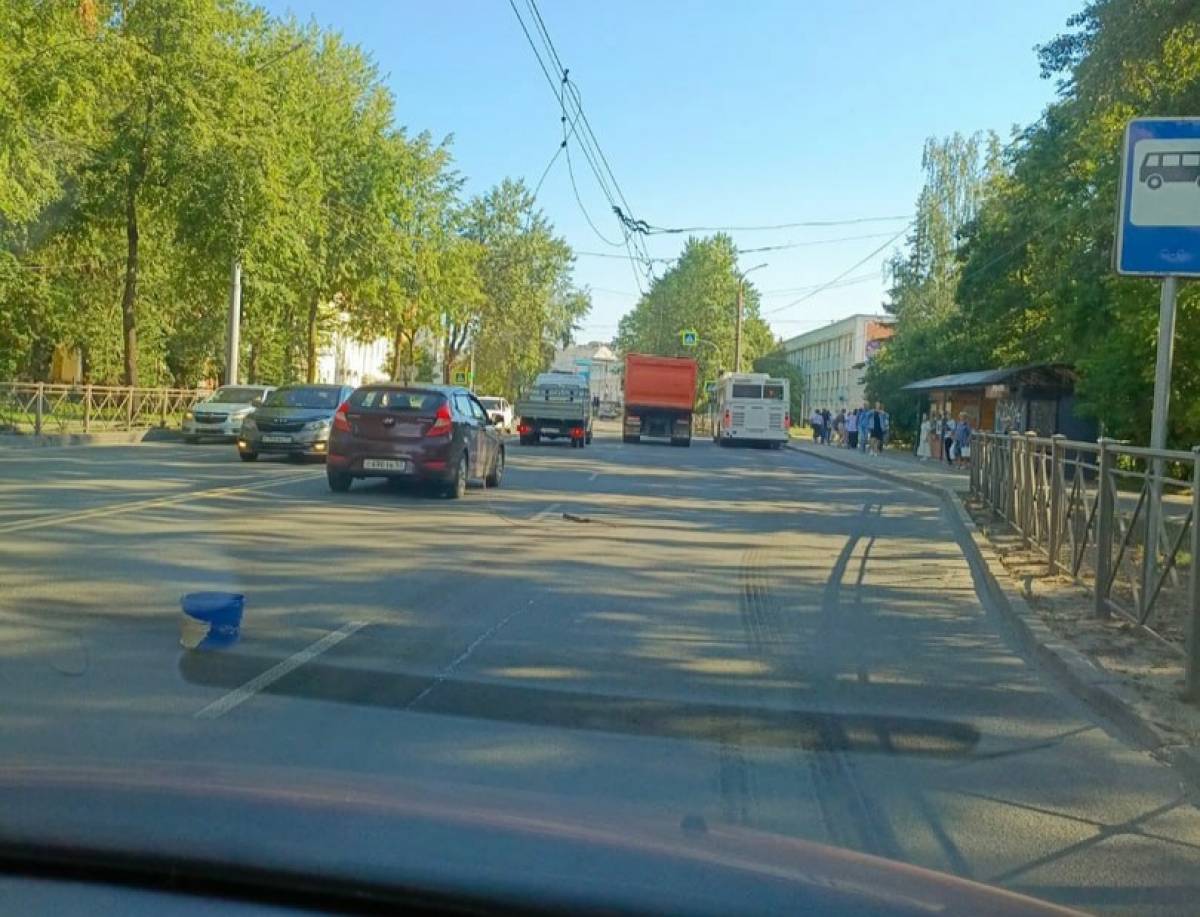 «КамАЗ» оборвал провода на улице Большой Санкт-Петербургской.